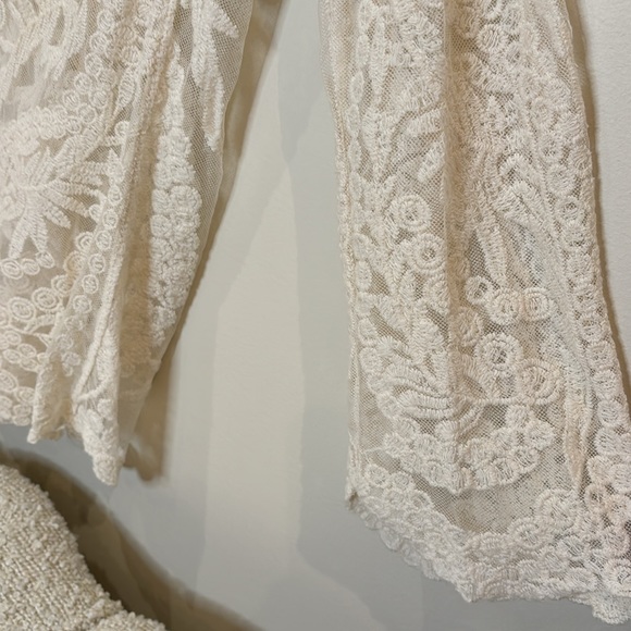 (M) #148 LULCIE cream lace scoop neck top - Picture 2 of 5